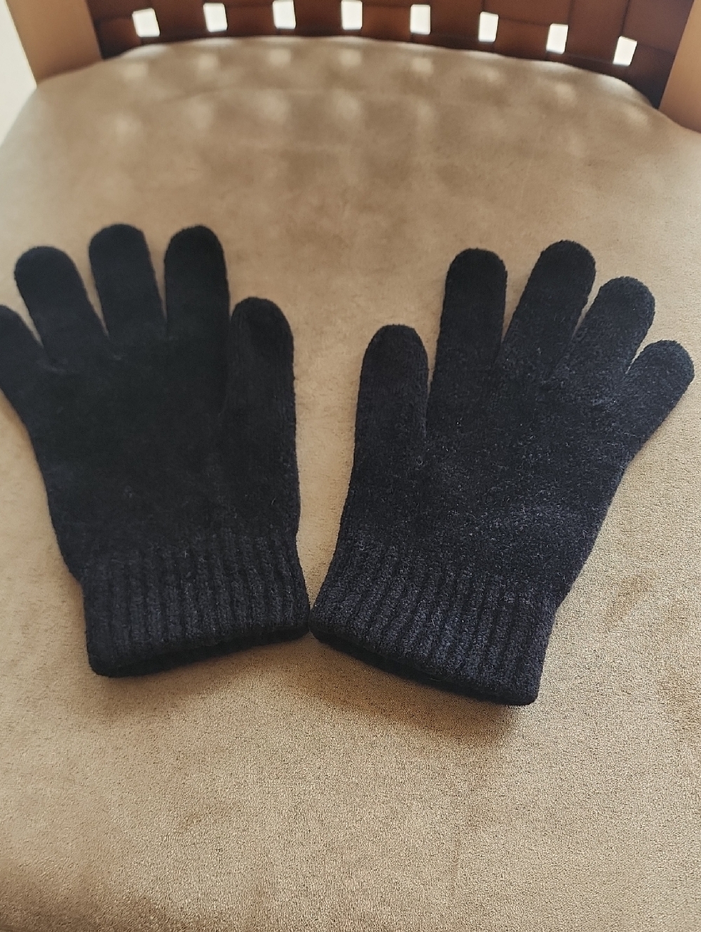 Black Knit 95% Acrylic 5% Spandex Gloves- One Size
